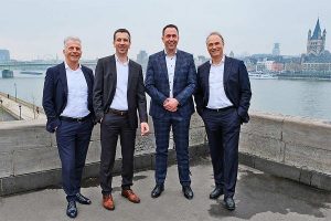Nicht nur der Rhein verbindet die RWZ und Triferto, weshalb RWZ-Vorstandsvorsitzender Christoph Kempkes (r.) und Dr. Christoph Leufen (RWZ-Bereichsleiter Pflanzliche Produktion, 2. v. l.) mit Kai Kikkers (CEO Triferto, 2. v. r.) und Jeroen Rossy (CEO Brokking, l.) kooperieren, © RWZ