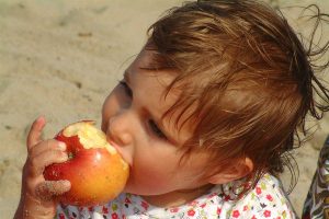 Kind mit Apfel, © getreidekonservieren.de